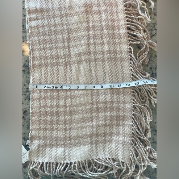NWT women’s banana, republic, Tan and cream Fringe Scarf - Picture 3 of 5